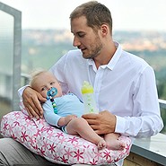 Kojící polštář ZLATÍČKO - Nejúžasnější a nejpohodlnější kojící polštář v naší kolekci - polstare-kojici-polstar-zlaticko-dite-tatinek-02.jpg
