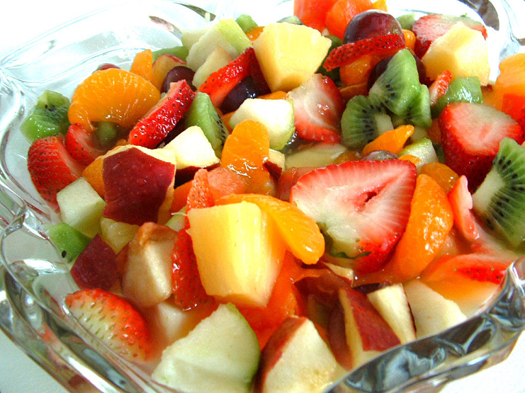 Krabičková dieta domácí – Ovocný salát s pomerančovou šťávou.