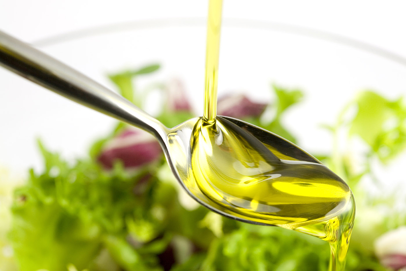 Návod, jak zhubnout bříško je tady. Olivový olej na zeleninovém salátu. 