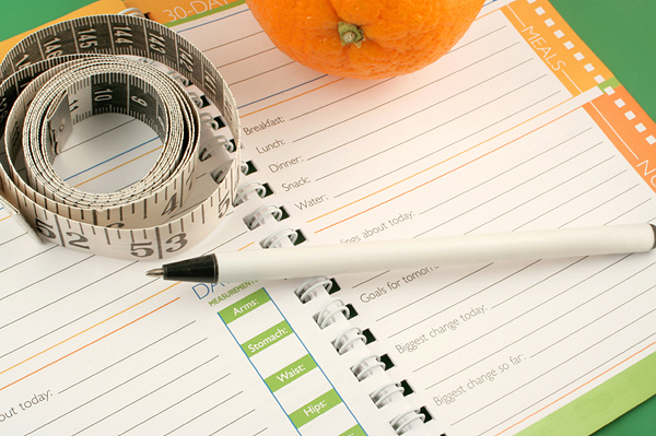 Jak zhubnout nejrychleji: Zapisujte si jídlo, které jste za den snědli.