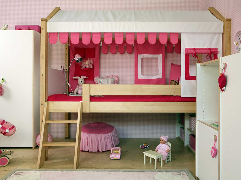 Dětská postel patrová se zábranou s prvky v růžové barvě